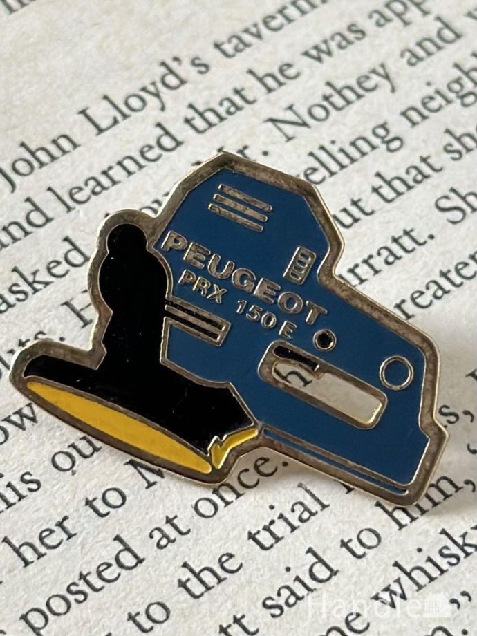 アンティークのピンバッチ