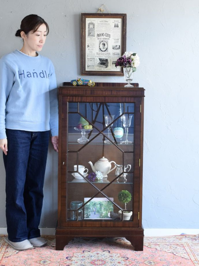 英国アンティークのガラスキャビネット