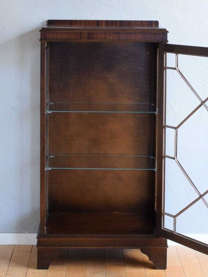 ガラスキャビネットの扉の中