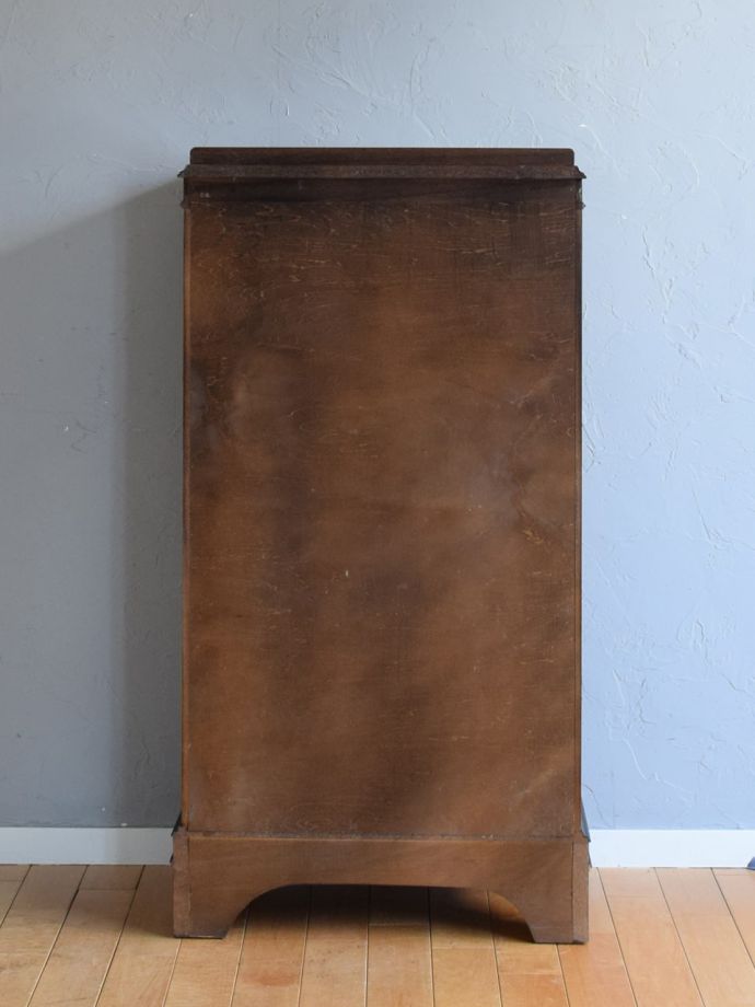 キャビネットの後ろ姿