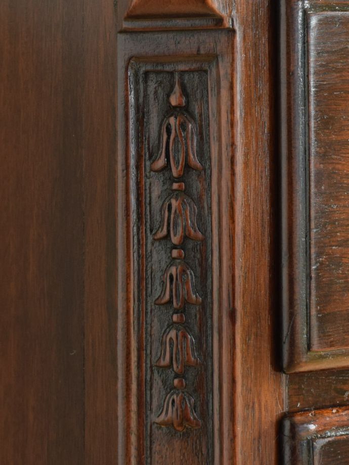 英国アンティーク家具らしい装飾