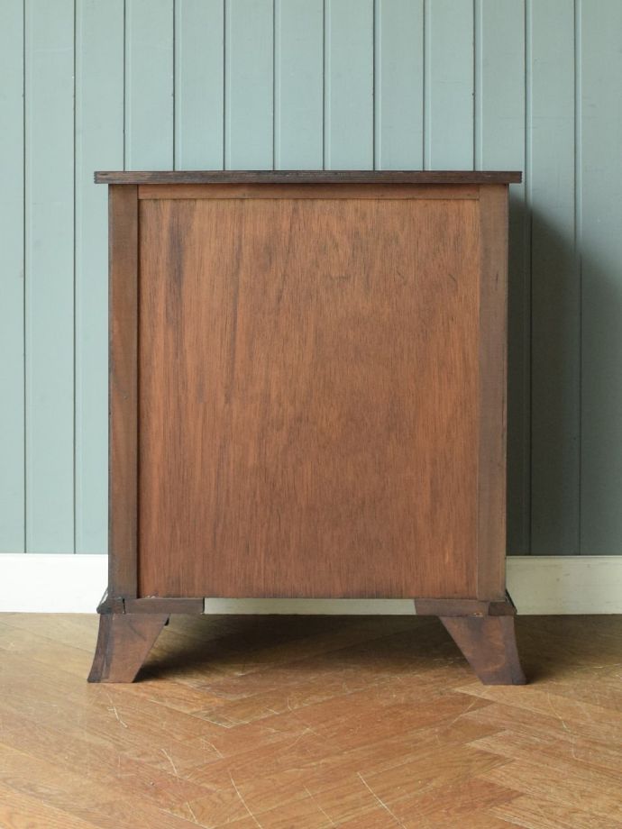 アンティークチェストの後ろ姿