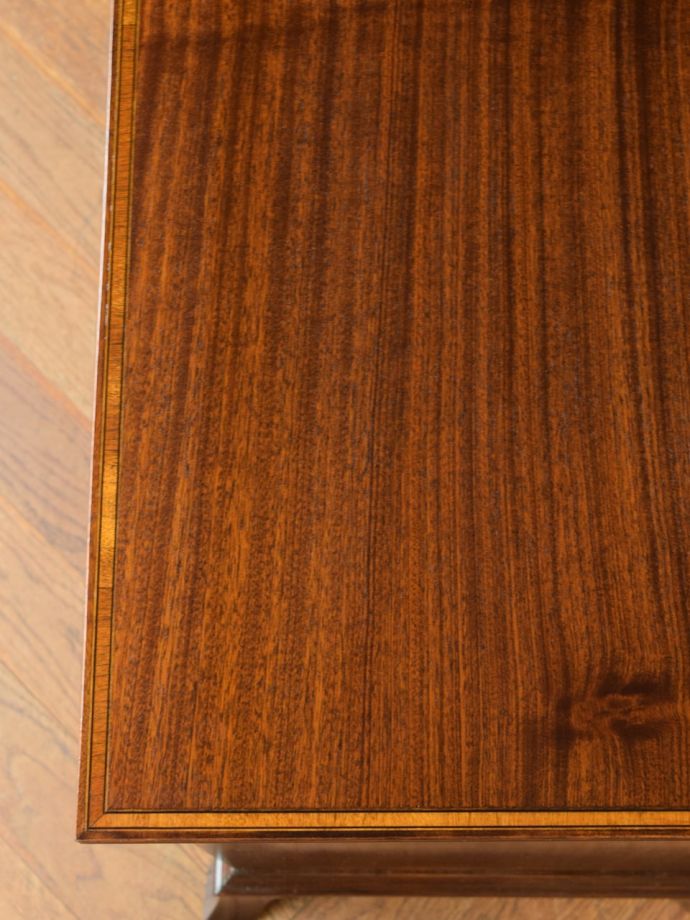 英国アンティーク家具らしい装飾