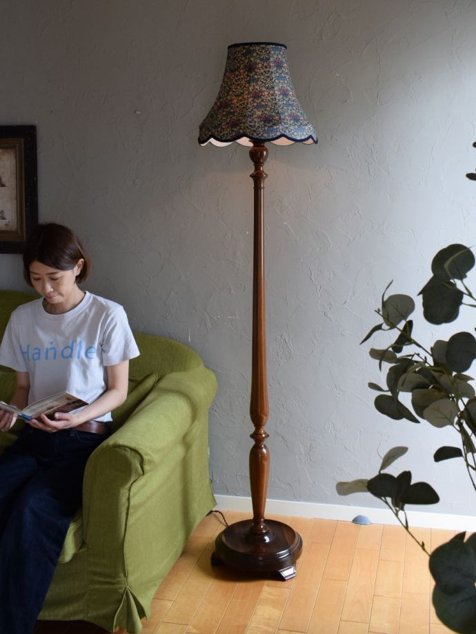 フロアランプの優しい灯り