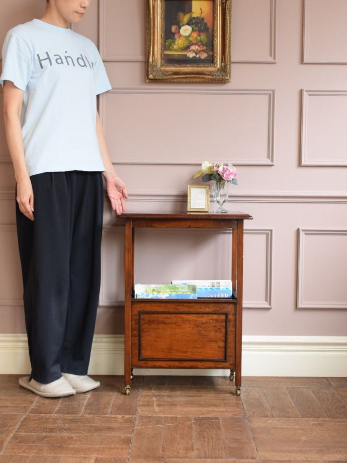 アンティークのオケージョナルテーブル