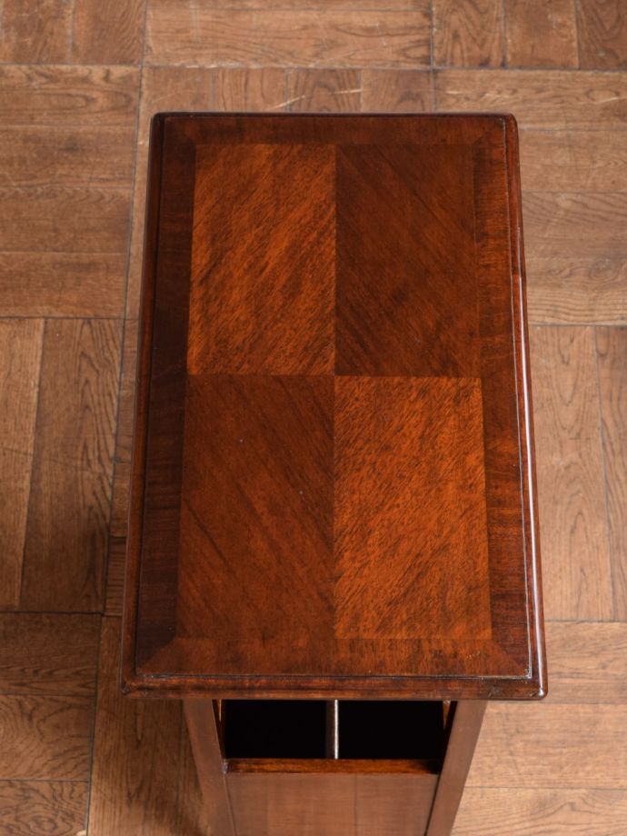 アンティークのサイドテーブルの天板