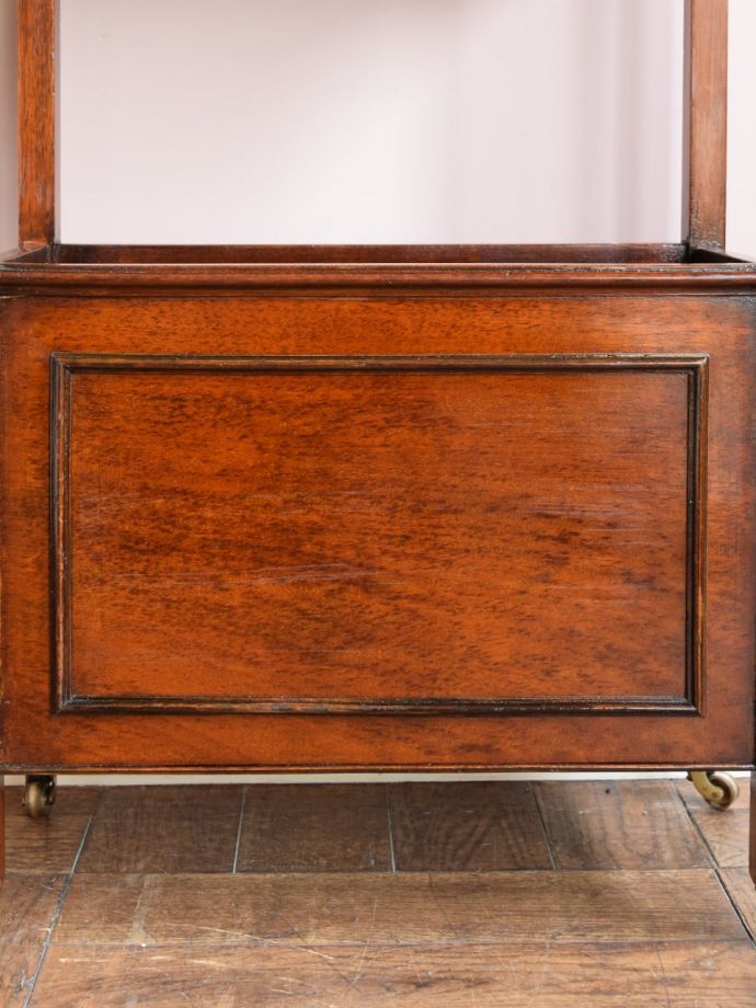 英国アンティーク家具らしい装飾