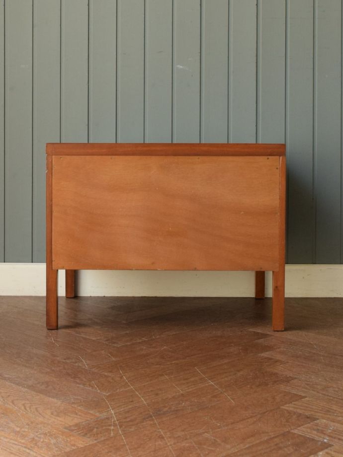 ヴィンテージチェストの後ろ姿