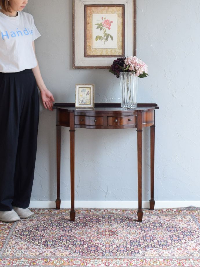 アンティークのコンソールテーブル