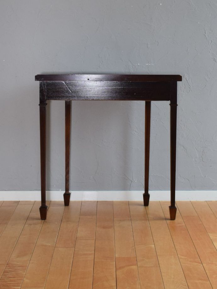 コンソールテーブルの後ろ姿