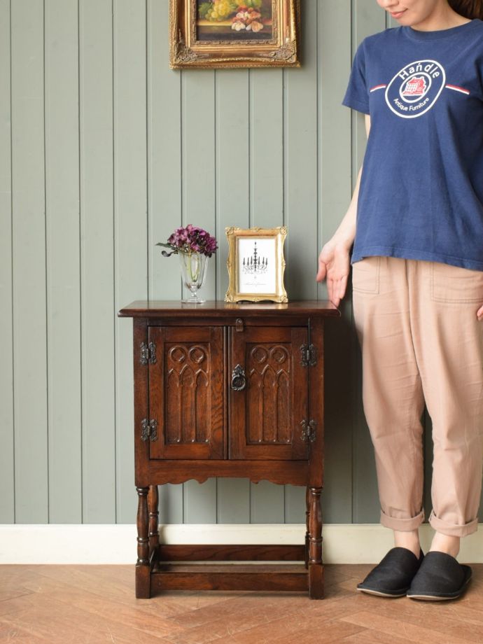 英国アンティークのサイドボード