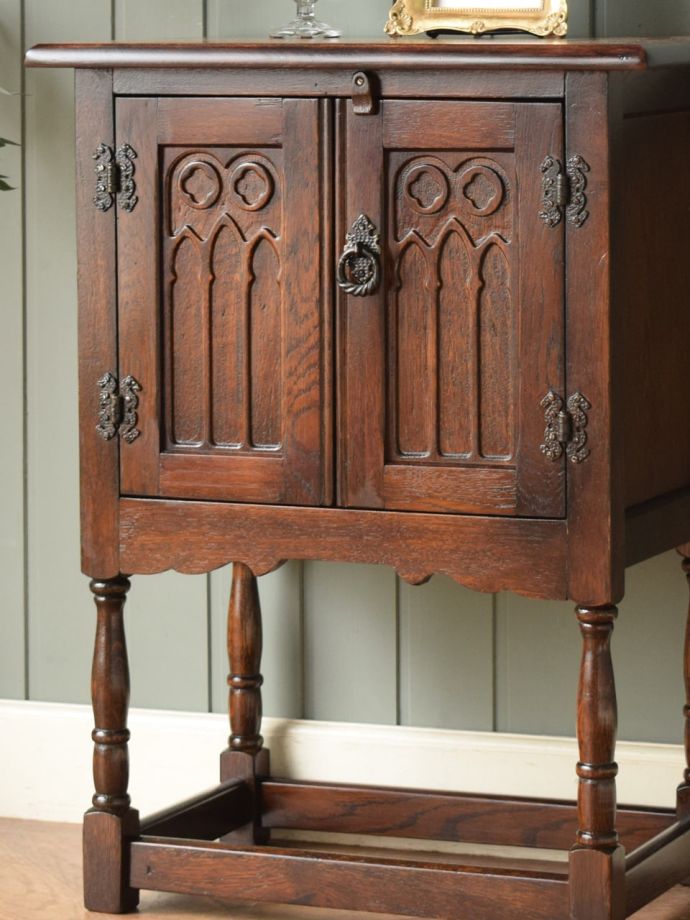 アンティーク家具らしさが漂う装飾