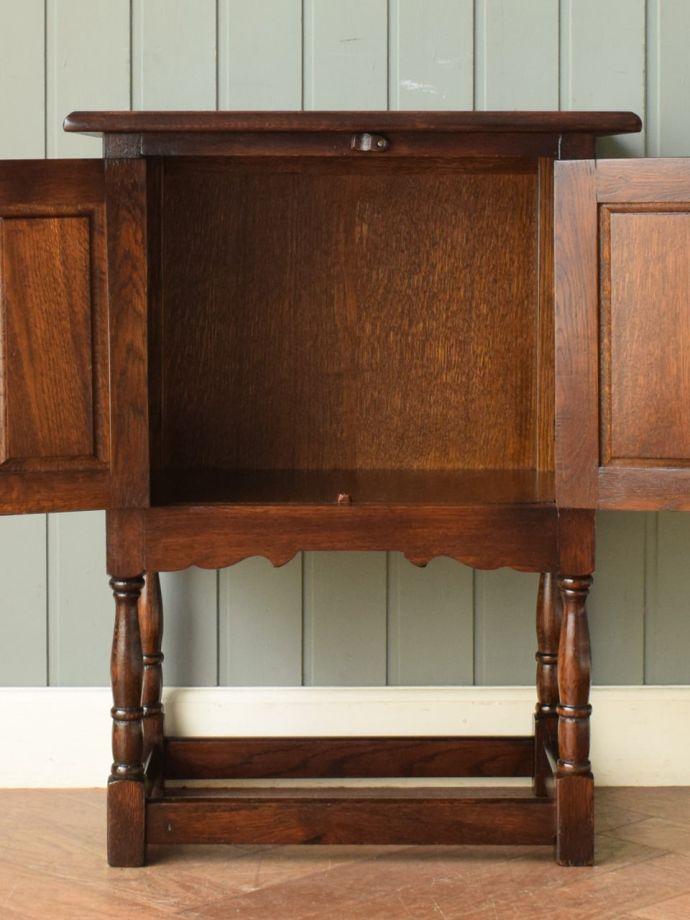 サイドボードの扉の中