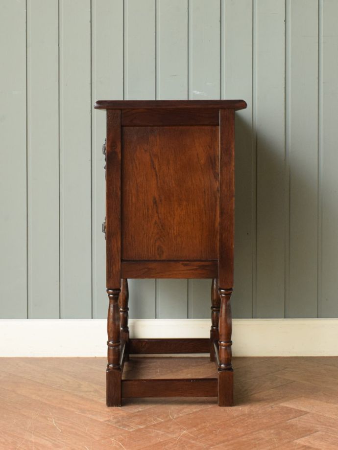 サイドボードの側面