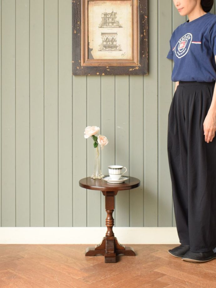 アンティークのサイドテーブル