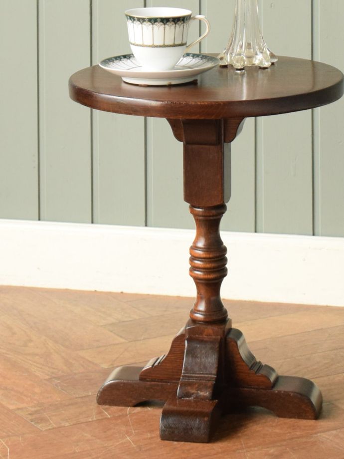 英国スタイルのアンティークテーブル