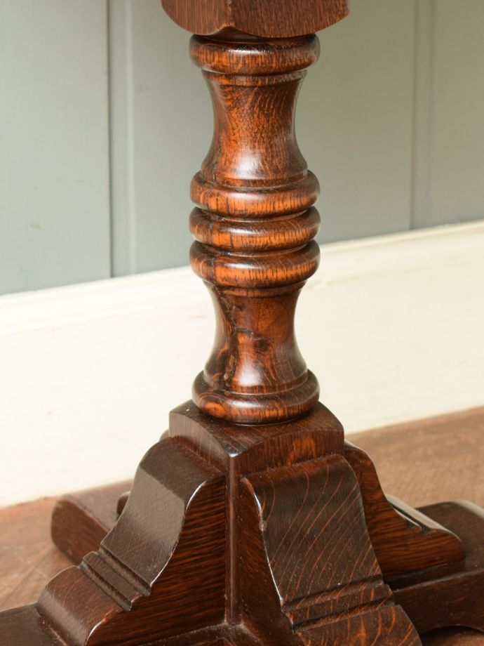 英国アンティーク家具らしい装飾