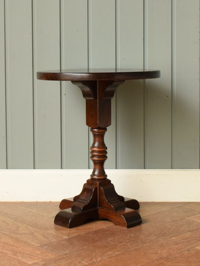 アンティークコーヒーテーブルの側面