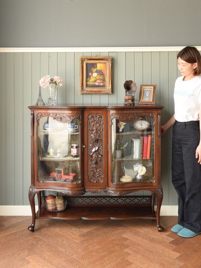 英国アンティークのガラスキャビネット