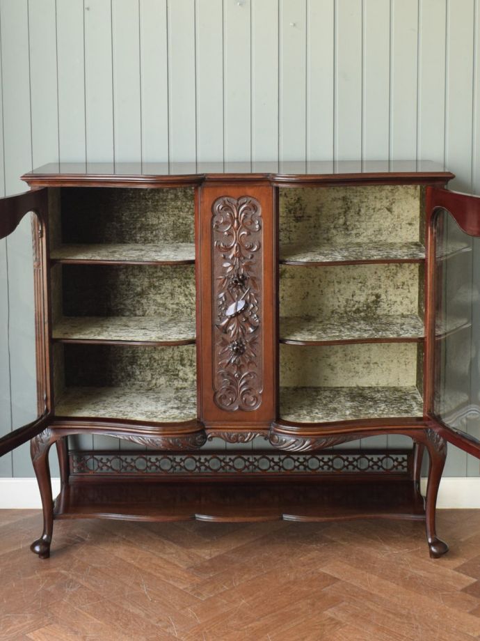 ガラスキャビネットの扉の中