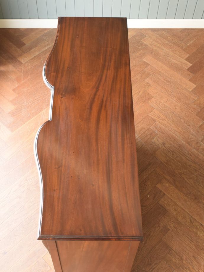 アンティークキャビネットの天板