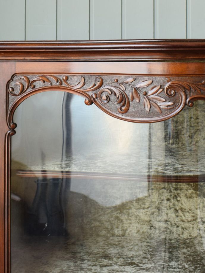 英国アンティーク家具らしい彫