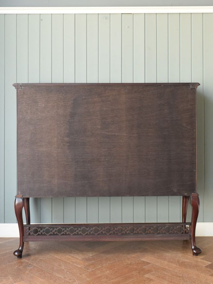 キャビネットの後ろ姿