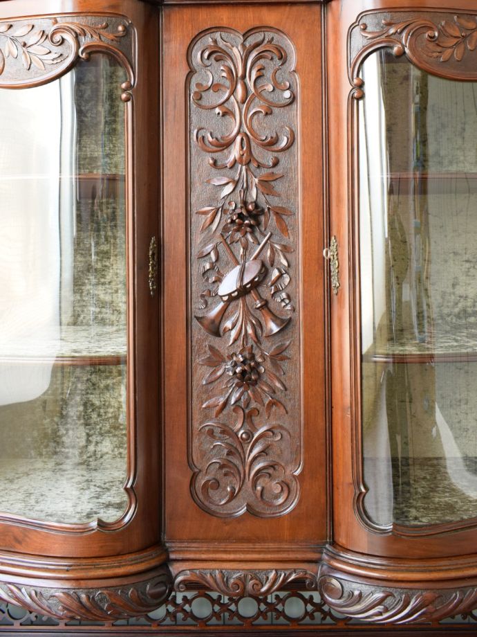 英国アンティーク家具らしい彫