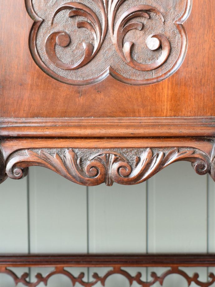 アンティーク家具らしい装飾