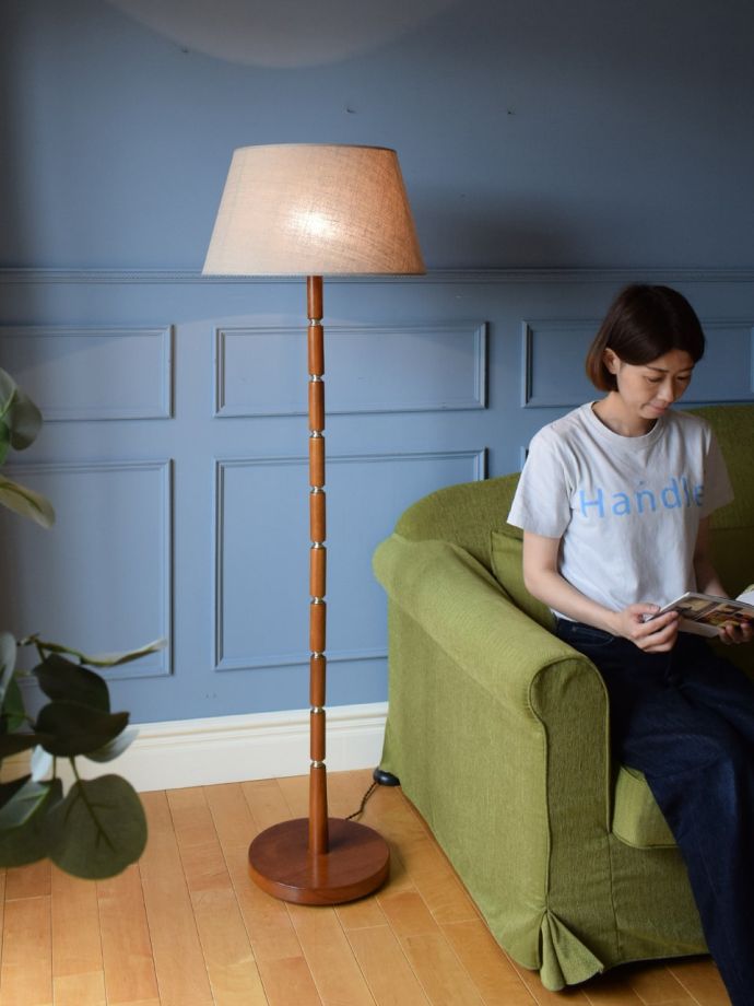 フロアランプの優しい灯り