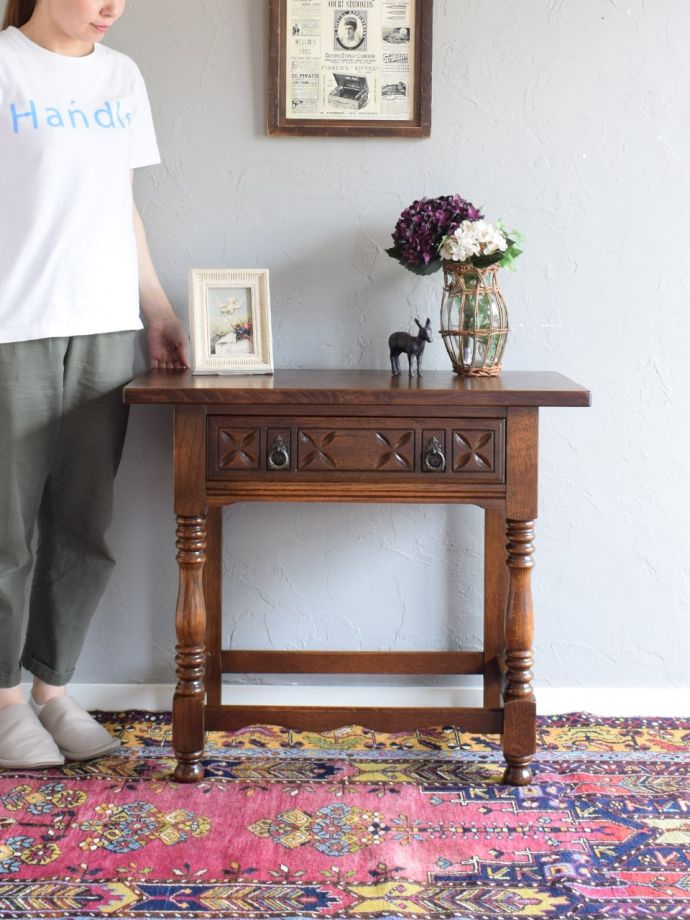 英国アンティークのコンソールテーブル