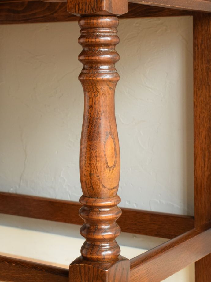 英国アンティーク家具らしい彫