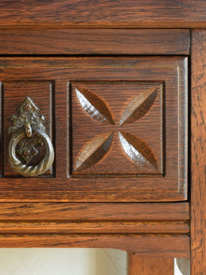 英国アンティーク家具らしい彫