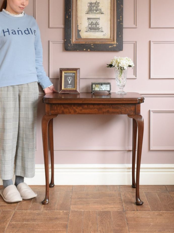 英国アンティークのコンソールテーブル