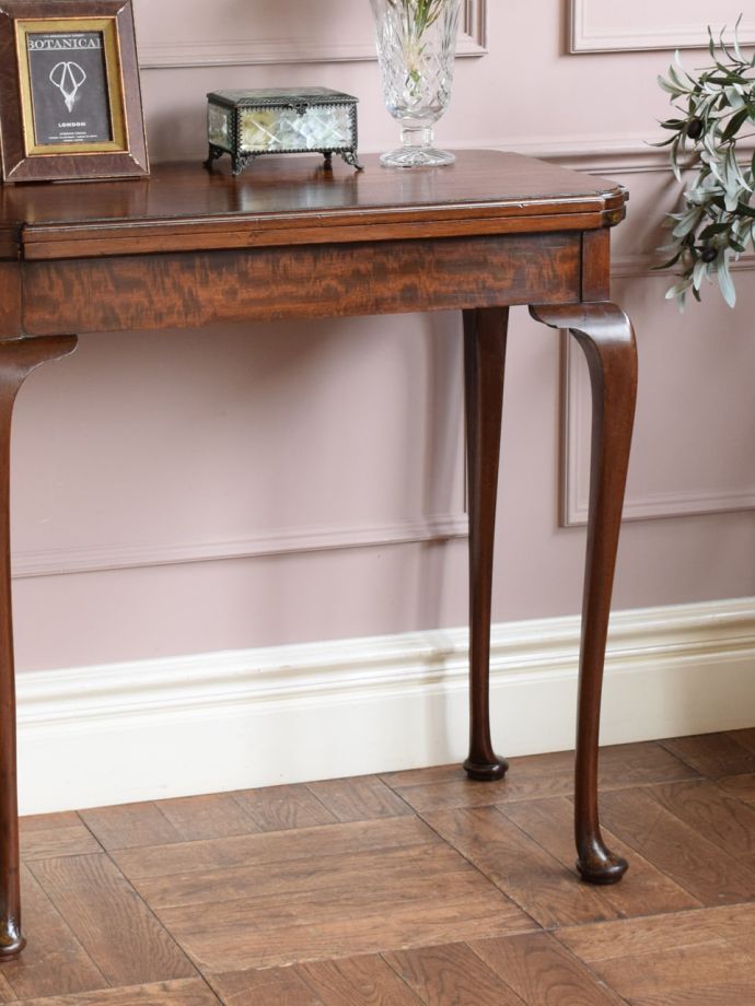 アンティーク家具らしさが漂うコンソールテーブル