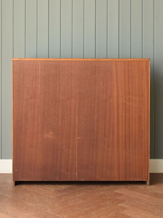 G-PLANのキャビネットの後ろ姿