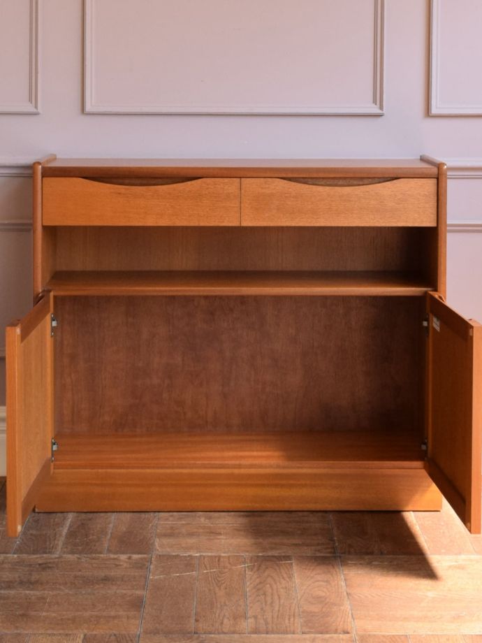 ビンテージ家具の扉の中