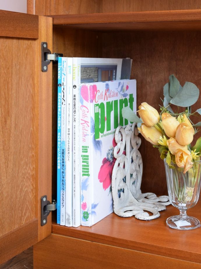 サイドボードの扉を開けると