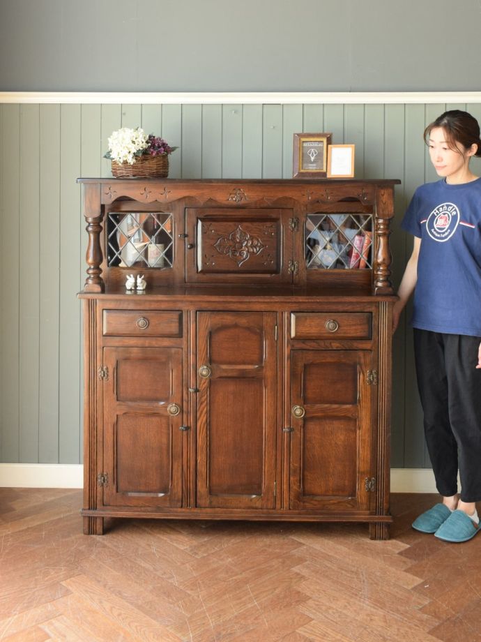 英国アンティークのサイドボード