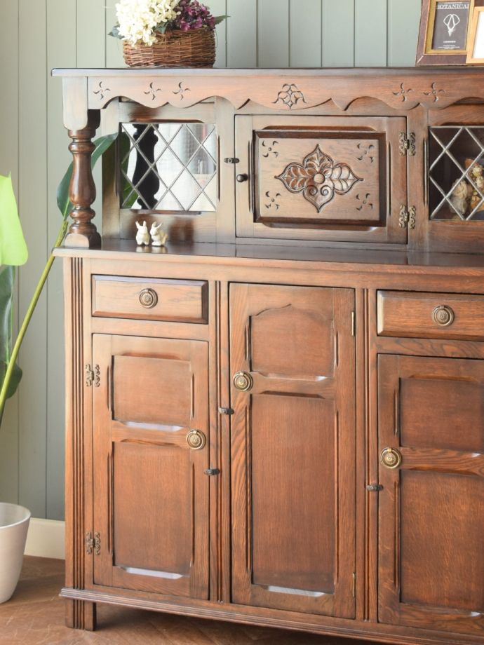 アンティーク家具らしさが漂うサイドボード