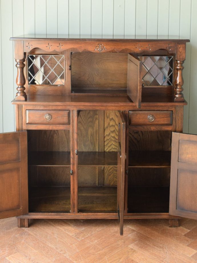 アンティークキャビネットの扉の中