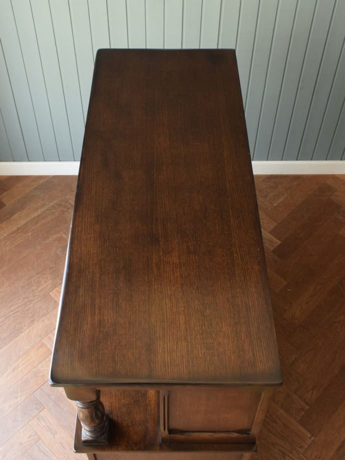 アンティークのサイドボードの天板