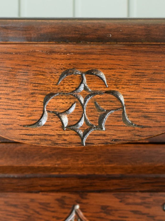英国アンティーク家具らしい装飾