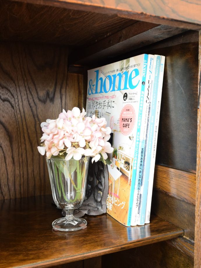 サイドボードの扉を開けると