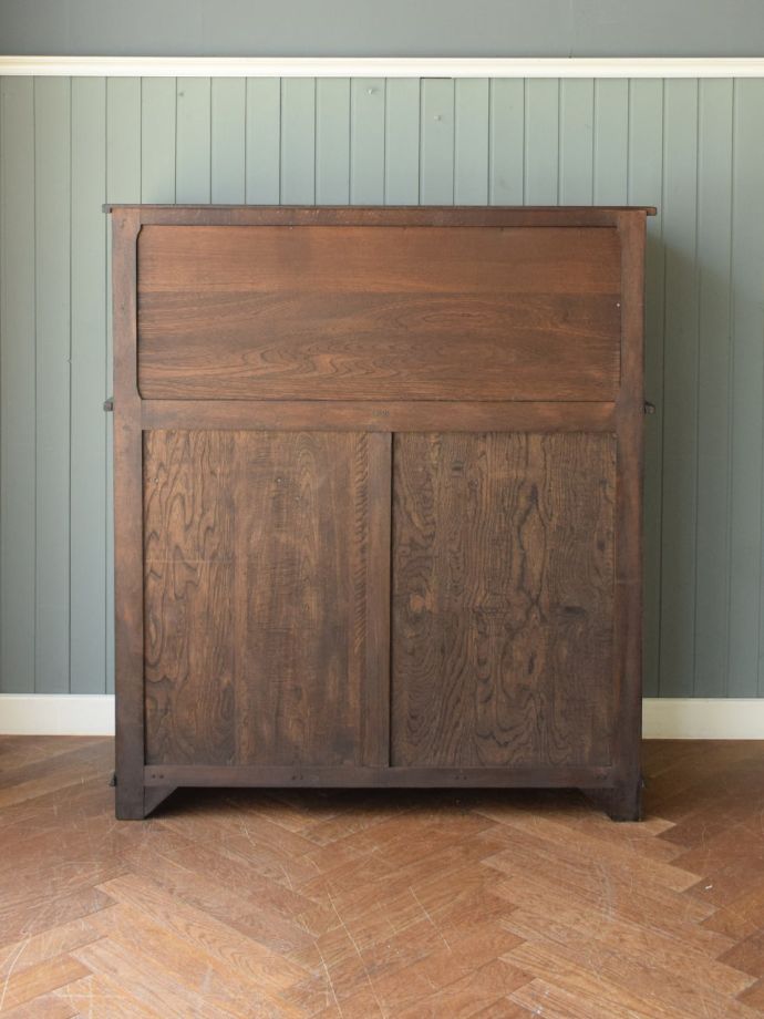 キャビネットの後ろ姿