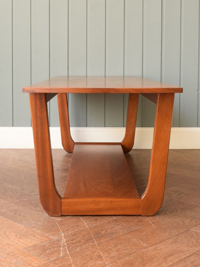 コーヒーテーブルの側面