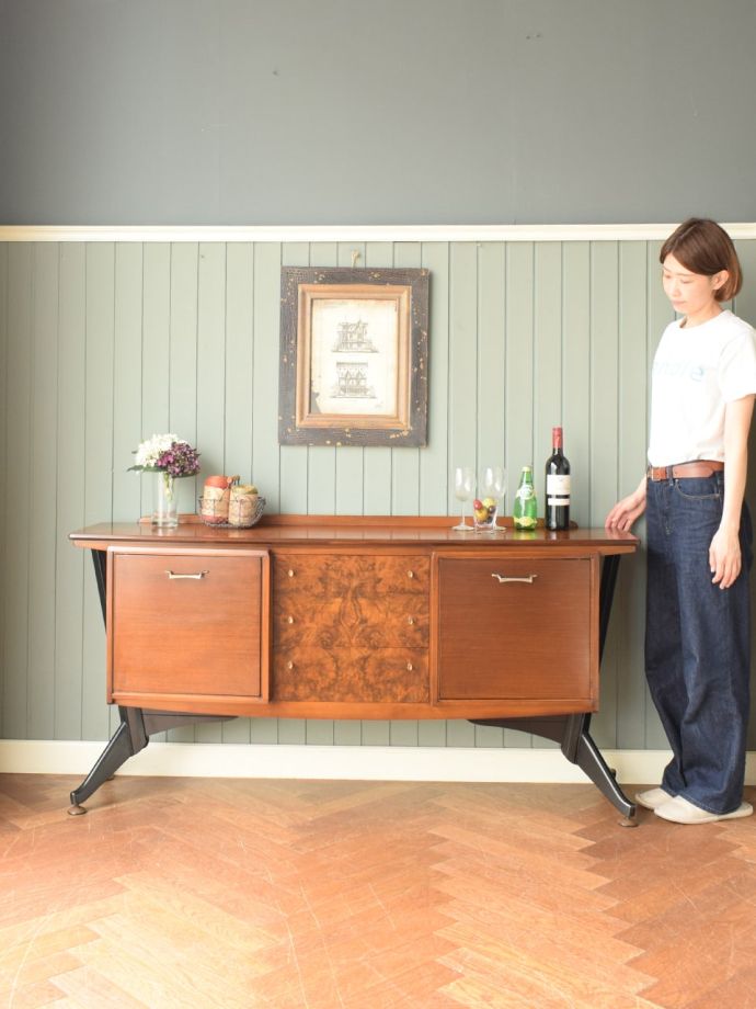 英国アンティークのサイドボード