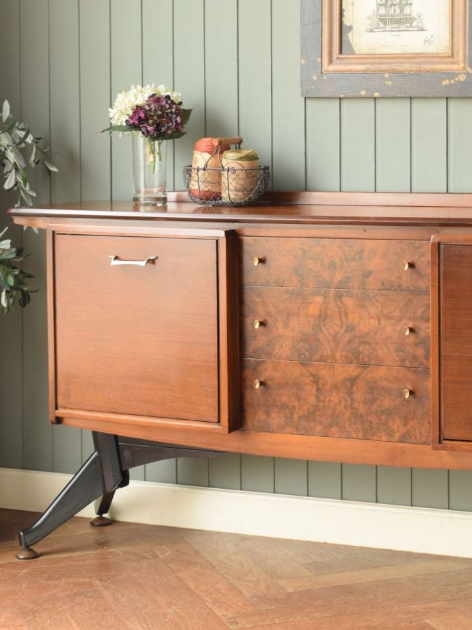 アンティーク家具らしい美しい杢目