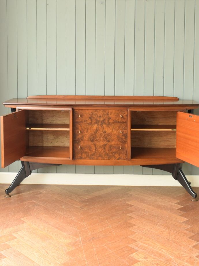 サイドボードの扉の中