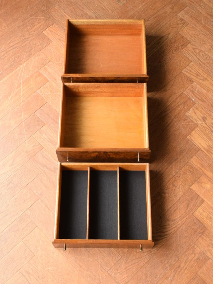 サイドボードの引き出し